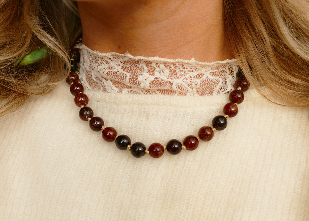 hand geknoopt collier van bruine amethist met goudkleurig slot