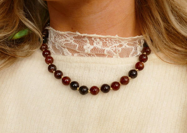 hand geknoopt collier van bruine amethist met goudkleurig slot
