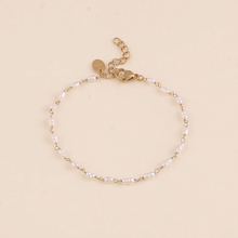 Afbeelding in Gallery-weergave laden, fijne goudkleurige armband met witte parels | stainless steel
