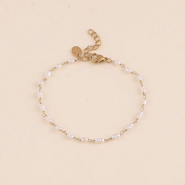 fijne goudkleurige armband met witte parels | stainless steel