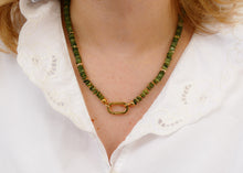 Afbeelding in Gallery-weergave laden, collier van groene mineralen met goudkleurige connector | stainless steel
