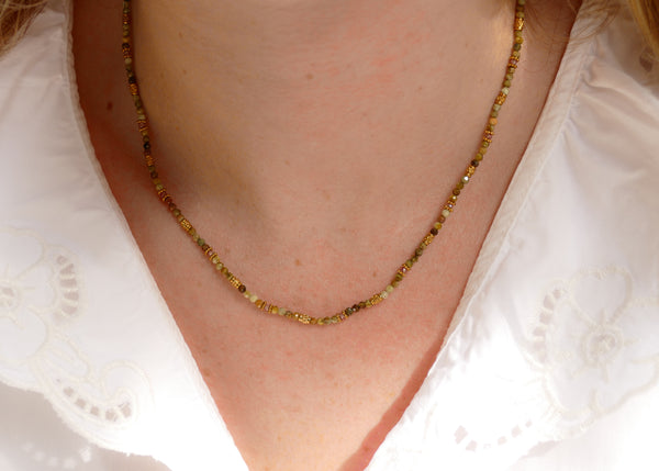 zacht groen mineralen collier met goudkleurige stainless steel accenten