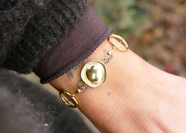 sportief vormgegeven armband van goudkleurig stainless steel