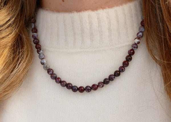 hand geknoopt collier van agaath mineralen met groot goudkleurig slot