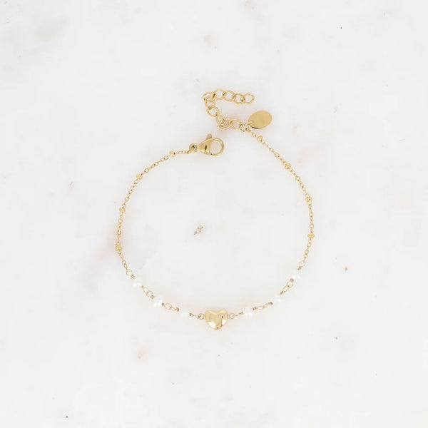 fijne goudkleurige armband met hartje en witte pareltjes | stainless steel