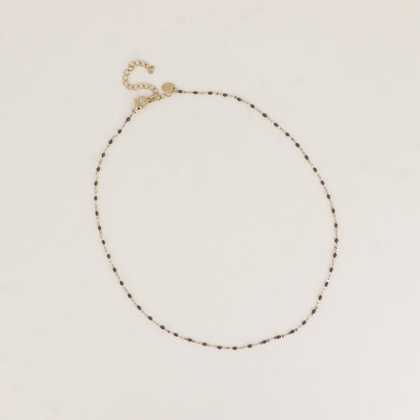 fijn goudkleurig kettinkje met bruine bolletjes | stainless steel