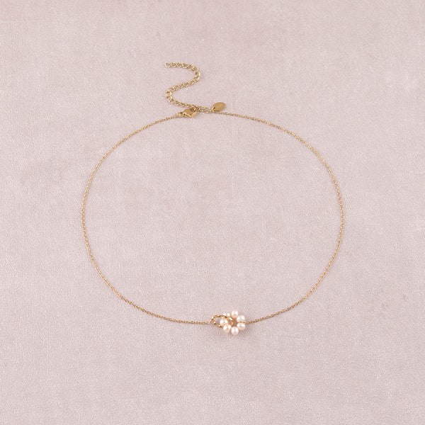 fijn goudkleurig collier van witte zoetwaterparels | stainless steel