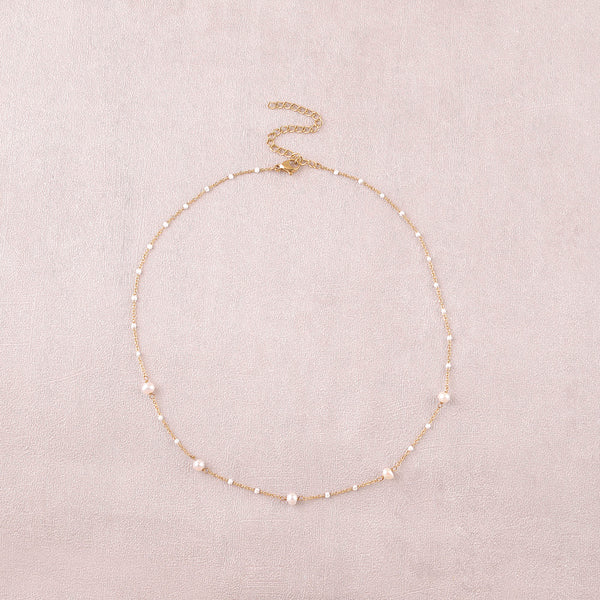 fijn goudkleurig collier van witte zoetwaterparels | stainless steel