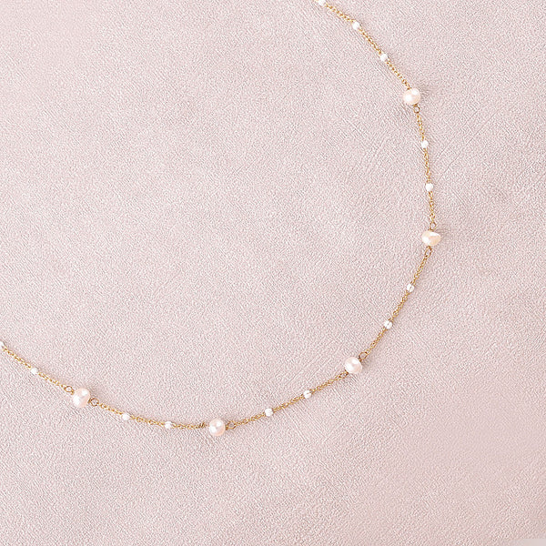 fijn goudkleurig collier van witte zoetwaterparels | stainless steel