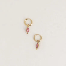 Afbeelding in Gallery-weergave laden, goudkleurige oorringen met ovale steentjes | donker roze
