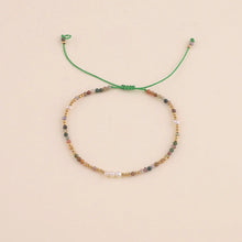 Afbeelding in Gallery-weergave laden, armband van agaath in groene tinten met witte parels
