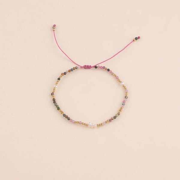armband van toermalijn mineralen in roze tinten met witte parels