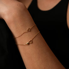 Afbeelding in Gallery-weergave laden, fijn goudkleurig armbandje met hartjes | stainless steel
