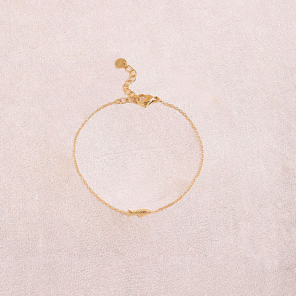 fijn goudkleurig armbandje met geluksvisje 🐟 | stainless steel