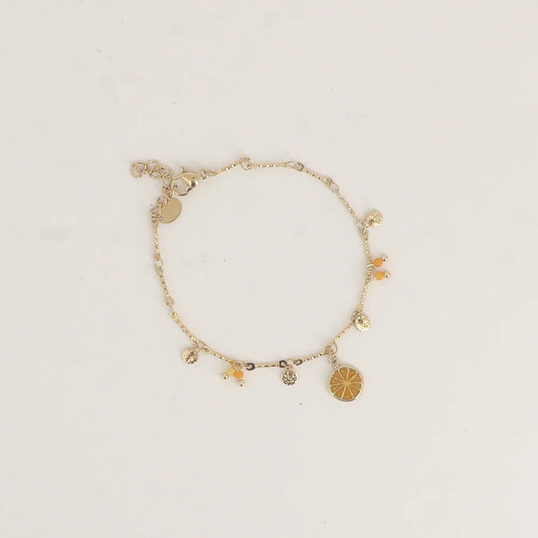 goudkleurig armbandje met sinaasappel bedeltje en oranje accenten
