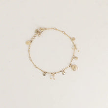 Afbeelding in Gallery-weergave laden, goudkleurig armbandje met zee bedeltjes en witte accenten
