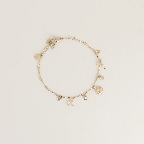 goudkleurig armbandje met zee bedeltjes en witte accenten