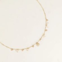 Afbeelding in Gallery-weergave laden, fijn collier met schelpje en witte accenten | stainless steel
