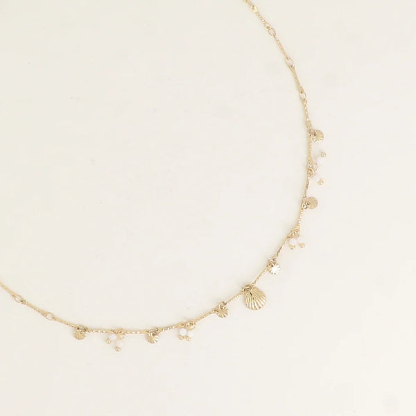 fijn collier met schelpje en witte accenten | stainless steel