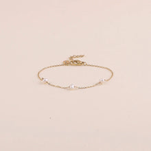Afbeelding in Gallery-weergave laden, fijne goudkleurige armband met 3 witte parels | stainless steel
