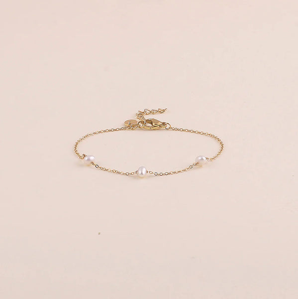 fijne goudkleurige armband met 3 witte parels | stainless steel