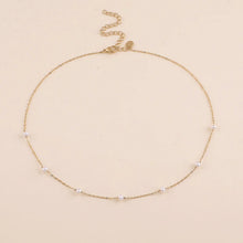 Afbeelding in Gallery-weergave laden, goudkleurig kettinkje met witte pareltjes | stainless steel
