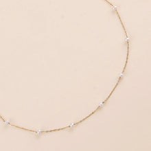 Afbeelding in Gallery-weergave laden, goudkleurig kettinkje met witte pareltjes | stainless steel
