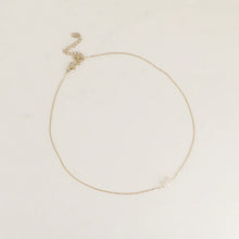 Afbeelding in Gallery-weergave laden, fijn goudkleurig collier met 3 witte pareltjes | stainless steel
