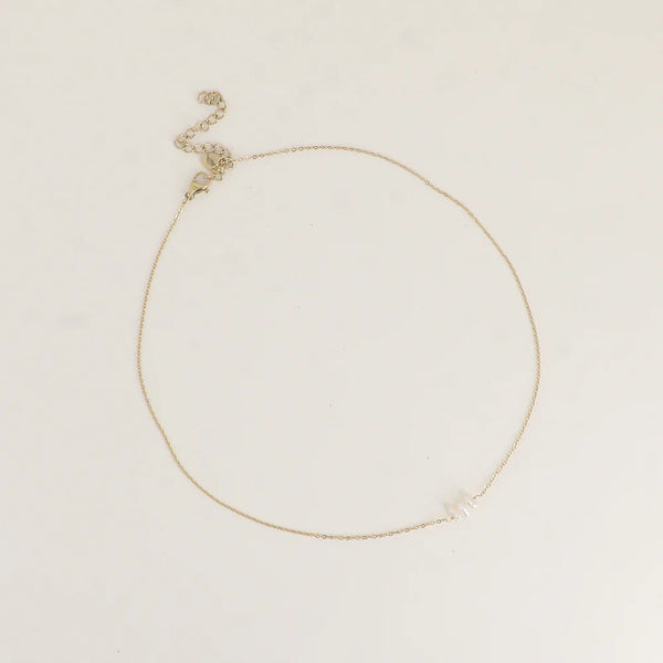fijn goudkleurig collier met 3 witte pareltjes | stainless steel