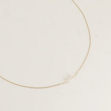 Afbeelding in Gallery-weergave laden, fijn goudkleurig collier met 3 witte pareltjes | stainless steel
