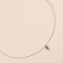 Afbeelding in Gallery-weergave laden, fijn goudkleurig collier met bordeaux hangertje | stainless steel
