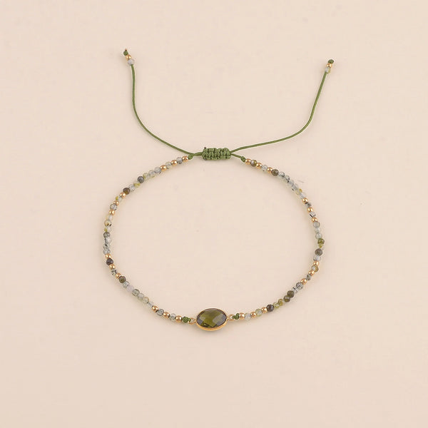 Fijn donkergroen mineralen armbandje met goudkleurige accenten