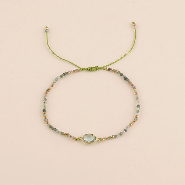 Fijn groen mineralen armbandje met goudkleurige accenten