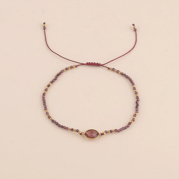 Fijn bordeaux rood mineralen armbandje met goudkleurige accenten
