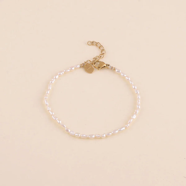 armband van witte ovale pareltjes