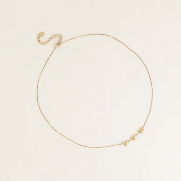 fijn goudkleurig collier met 3 hartjes | stainless steel