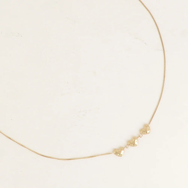 fijn goudkleurig collier met 3 hartjes | stainless steel