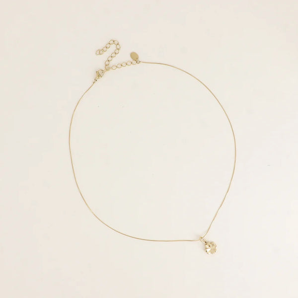 fijn goudkleurig half lang collier met klavertje vier | stainless steel