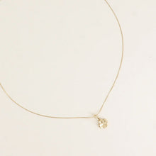 Afbeelding in Gallery-weergave laden, fijn goudkleurig half lang collier met klavertje vier | stainless steel

