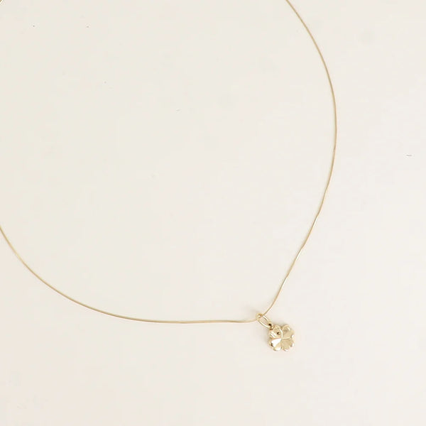 fijn goudkleurig half lang collier met klavertje vier | stainless steel