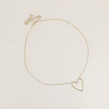 Afbeelding in Gallery-weergave laden, goudkleurig fijn collier met groot open hart | stainless steel
