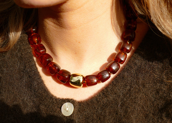 statement collier van warm bruine resin vierkante kralen
