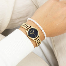 Afbeelding in Gallery-weergave laden, goudkleurig oozoo horloge met versierde band en zwarte wijzerplaat
