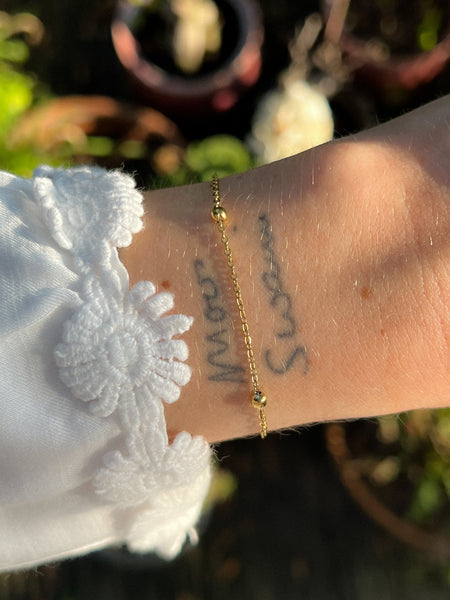 fijn goudkleurig armbandje met bolletjes | stainless steel