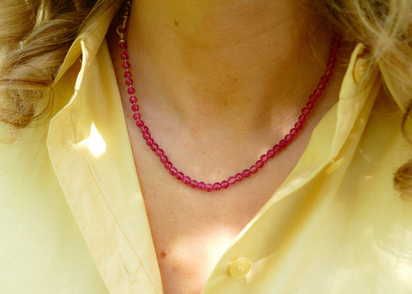 hard roze mineralen collier met groot goudkleurig slot