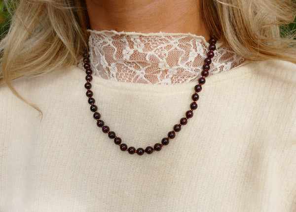 hand geknoopt collier van granaat met goudkleurig slot