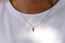 Afbeelding in Gallery-weergave laden, fijn goudkleurig collier met bordeaux hangertje | stainless steel
