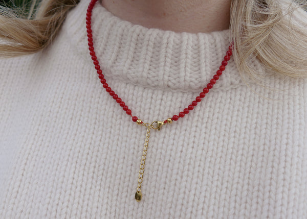 handgemaakt rood kralen collier met groot slot