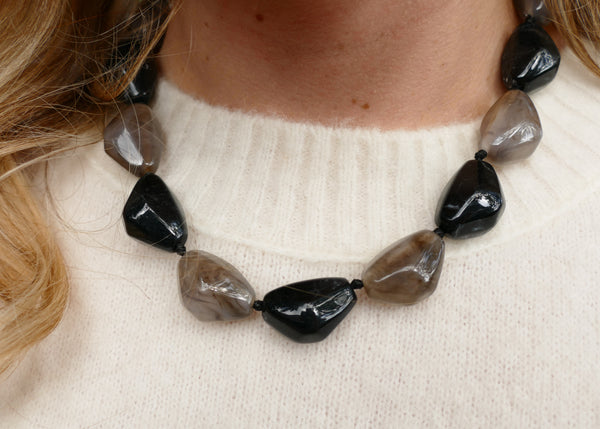 statement collier van grote grijze / zwarte kralen
