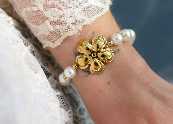 witte parels en grote goudkleurige stainless steel bloem